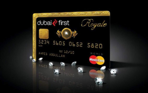 Tấm thẻ tín dụng Bank of Dubai First Royale MasterCard "cực phẩm" được làm bằng vàng thật, đính kim cương ở giữa