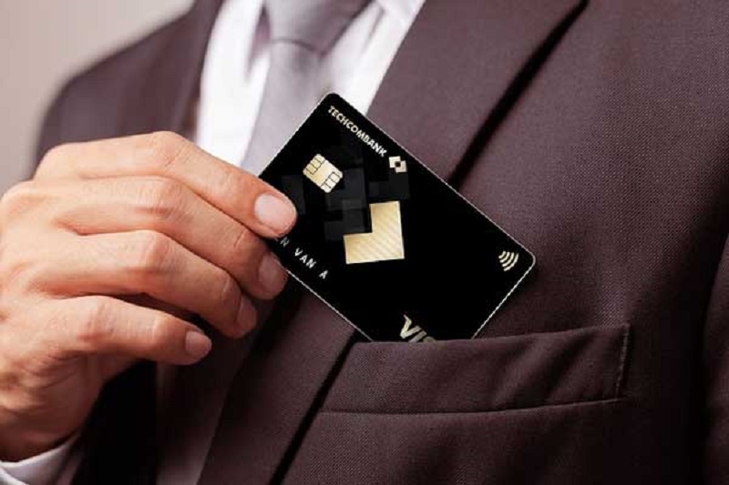 Khi sử dụng thẻ đen Techcombank, khách hàng sẽ tốn phí quản lý, phí duy trì và một số loại phí khác