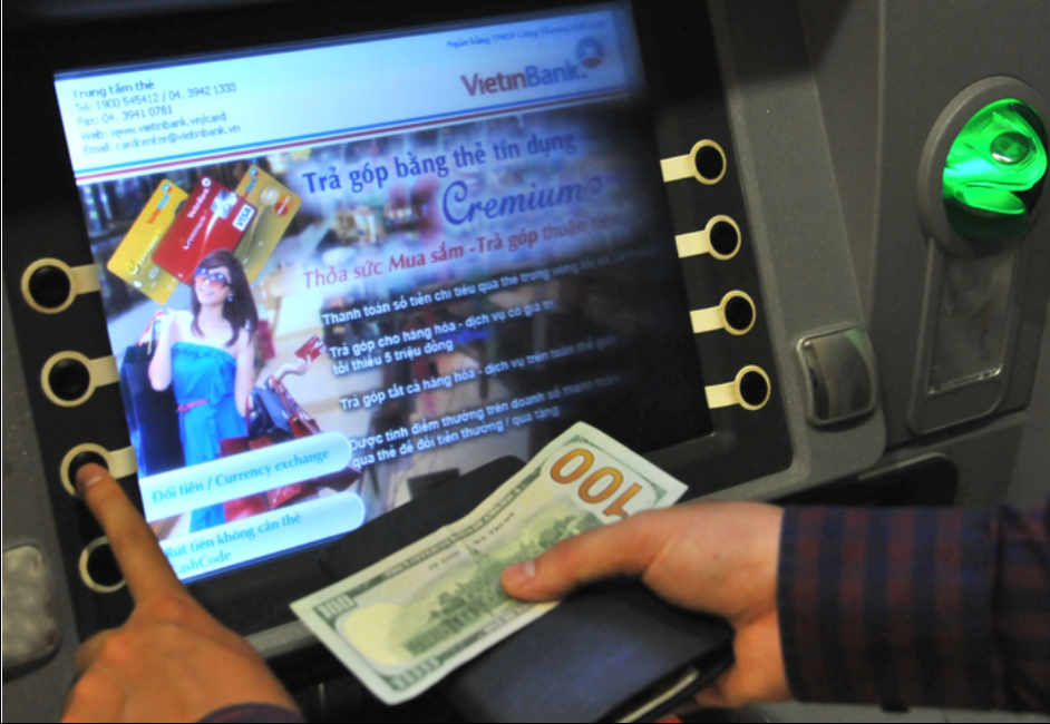 Đổi tiền đô la Mỹ tại cây ATM đa năng Vietinbank